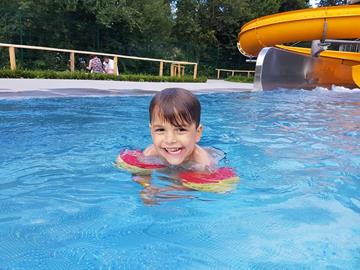 La piscine en plein air du centre de loisirs actuellement fermé !!