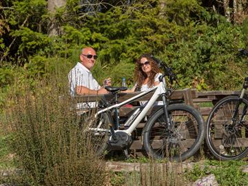 NOUVEAUX !! E-bike t´Our "Laisse l´église au milieu du village"