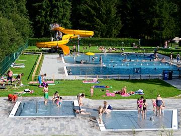 La piscine en plein air du centre de loisirs actuellement fermé !!